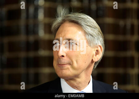 Luebeck, Allemagne. Apr 15, 2015. Le ministre britannique des affaires étrangères, Philip Hammond arrive pour une réunion du G7 les ministres des affaires étrangères à Luebeck, Allemagne du nord, mardi, Avril 14, 2015. La réunion a lieu avant le sommet des dirigeants du G7 en Allemagne du 7 juin au 8, 2015. Dpa : Crédit photo alliance/Alamy Live News Banque D'Images