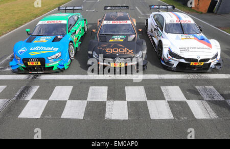 Oscherleben, Allemagne. 13 avr, 2015. Les voitures de course de l'équipe Audi (l-r), Mercedes et BMW sur la race course au cours d'une présentation dans le cadre de la Journée des médias pour DTM 2015 (Masters 2015 allemand de voitures de tourisme) à Oscherleben, Allemagne, 13 avril 2015. Photo : Jens Wolf/dpa/Alamy Live News Banque D'Images