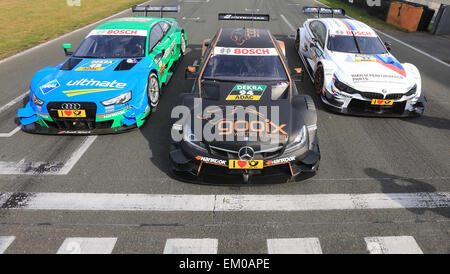 Oscherleben, Allemagne. 13 avr, 2015. Les voitures de course de l'équipe Audi (l-r), Mercedes et BMW sur la race course au cours d'une présentation dans le cadre de la Journée des médias pour DTM 2015 (Masters 2015 allemand de voitures de tourisme) à Oscherleben, Allemagne, 13 avril 2015. Photo : Jens Wolf/dpa/Alamy Live News Banque D'Images