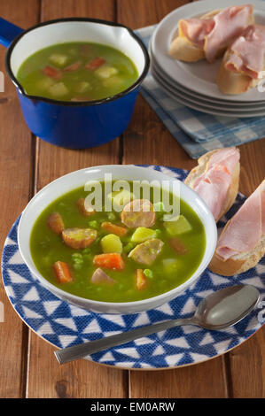 Soupe aux pois néerlandais. La nourriture traditionnelle Holland Banque D'Images