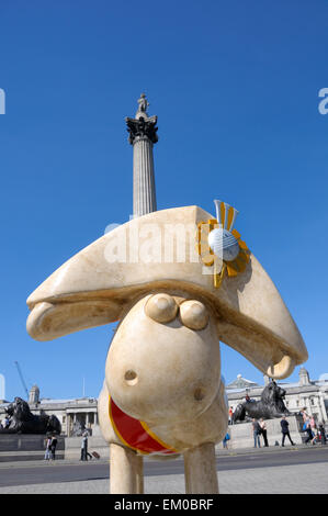 Londres, Angleterre, Royaume-Uni. Statue de Shaun le mouton à Trafalgar Square. L'un des 50 autour de Londres pour promouvoir le film et Shaun le mouton Banque D'Images