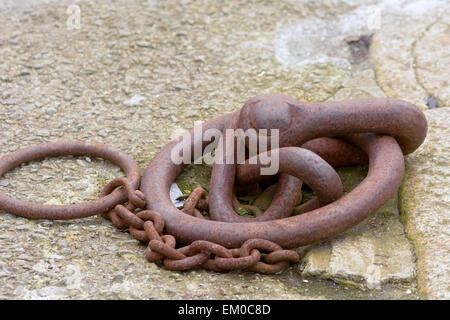 Anneaux d'amarrage bateau chalutier sur mur du port de Looe, Cornwall, Angleterre Banque D'Images