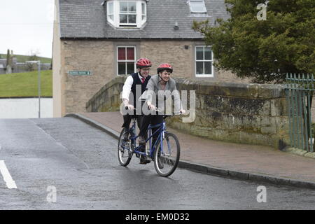 Hawick, Ecosse, Royaume-Uni. 15 avril 2015. Ruth Davidson,en ce moment leader du parti unioniste et conservateur écossais et membre du Parlement écossais pour la liste régionale de Glasgow. Visiter Hawick Knitwear sur la campagne électorale à l'approche de l'élection générale, le 7 mai 2015. Crédit : Rob Gray/Alamy Live News Banque D'Images