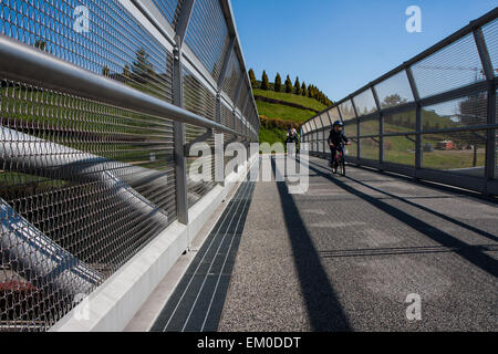 Cycle de l'acier moderne pont qui relie le parc de la ville Banque D'Images