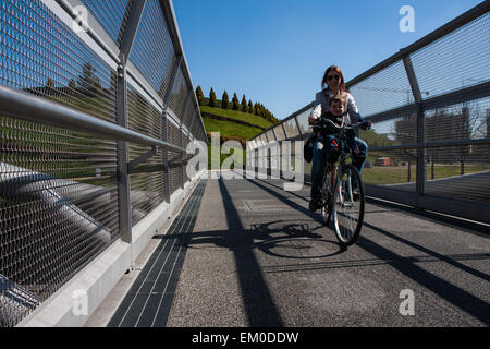Cycle de l'acier moderne pont qui relie le parc de la ville Banque D'Images