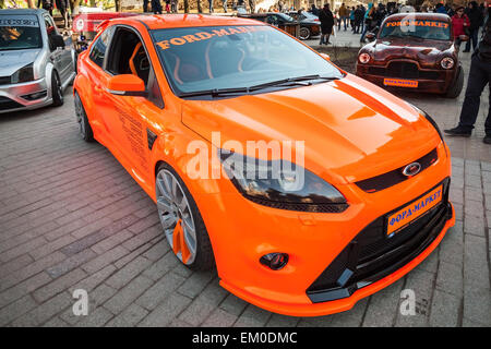 Saint-pétersbourg, Russie - le 11 avril 2015 : orange lumineux de style sportif voiture Ford Focus est garée dans la rue. Grand angle Banque D'Images