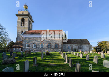 L'église de St Lawrence, West Wycombe. C'est célèbre Golden Ball a été répandu pour tenir des réunions de l'infâme Hellfire Club. Banque D'Images