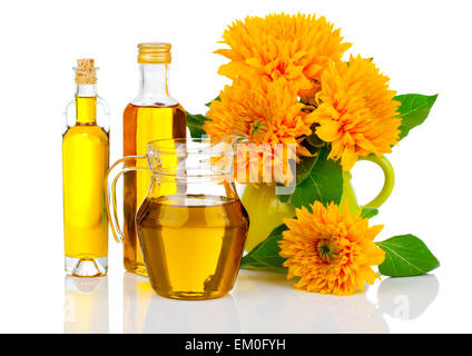 L'huile dans le flacon en verre et pichet avec le tournesol, isolated on white Banque D'Images