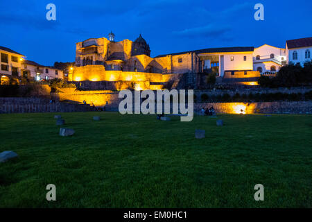 Pérou, Cusco. Le monastère de Santo Domingo, construit sur et autour de vestiges de temple du soleil inca, Temple du Soleil, en début de soirée. Banque D'Images