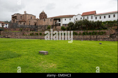 Pérou, Cusco. Le monastère de Santo Domingo, construit sur et autour de restes de Qorikancha, Inca Temple du Soleil. Banque D'Images