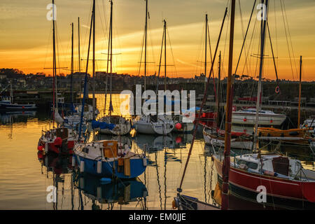 Bateaux et yachts dans le port au coucher du soleil dans le village balnéaire de North Berwick, Ecosse Banque D'Images