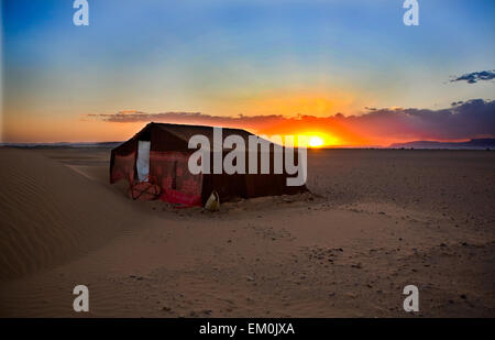 Domaine des portes du désert du Sahara avec un tissu scène tente sur le sable, Zagora, Maroc Banque D'Images