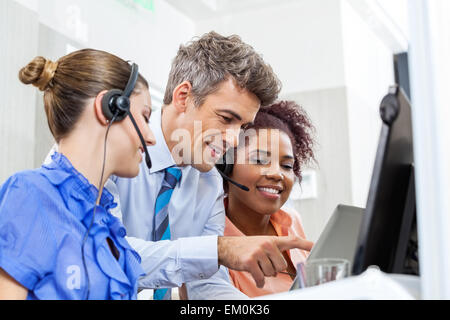 Manager avec les cadres du service client using tablet computer Banque D'Images