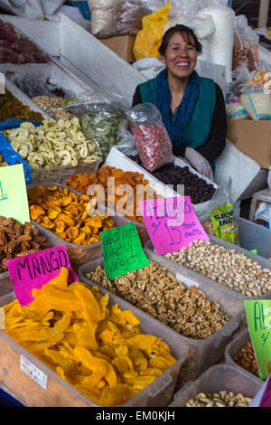 Pérou, Cusco, Marché de San Pedro. Femme vendant des fruits secs et des noix. Banque D'Images