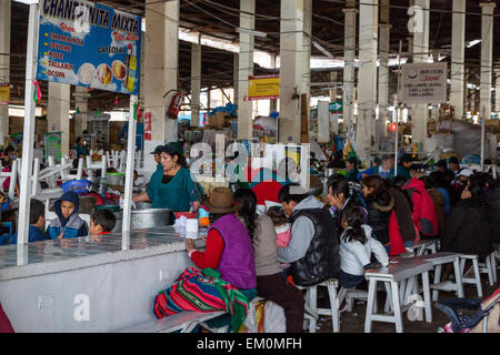 Pérou, Cusco, Marché de San Pedro. Les personnes mangeant des aliments dans le domaine de la Cour du marché. Banque D'Images