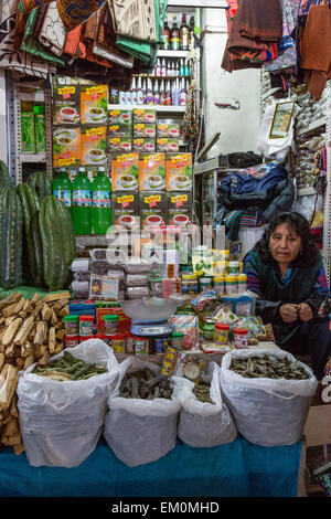 Pérou, Cusco. Magasin de vente de bois d'encens et herbes médicinales. Banque D'Images