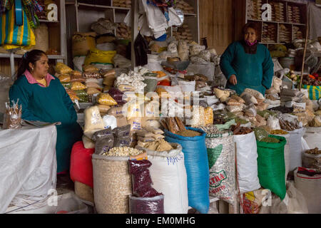 Pérou, Cusco. Les femmes du marché de San Pedro la vente de maïs (maïs) et de grains. Banque D'Images