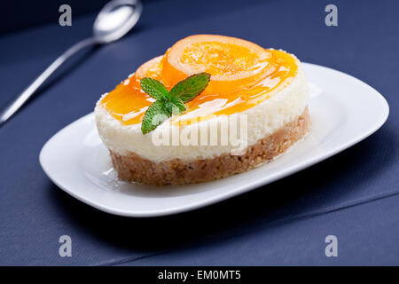 Close up d'un cheesecake à la vanille et d'orange Banque D'Images