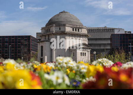 Birmingham, UK. Apr 15, 2015. Birmingham's Hall de la mémoire peut être vu derrière un lit de fleurs au soleil. Crédit : Michael Scott/Alamy Live News Banque D'Images