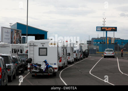 Les voitures et les camping-car en attendant l'embarquement la Bretagne ferry Pont Aven au terminal portuaire à Portsmouth, Angleterre Banque D'Images