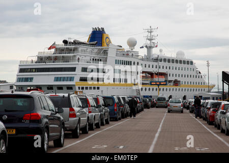 Voitures en attente d'un ferry au port terminal à Portsmouth, Angleterre Banque D'Images