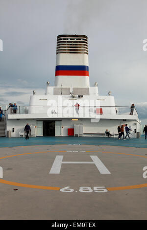 L'atterrissage d'hélicoptère sur le ferry Bretagne Pont Aven Banque D'Images