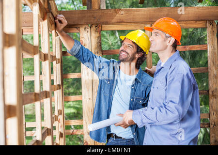 Heureux architects discussing at construction site Banque D'Images