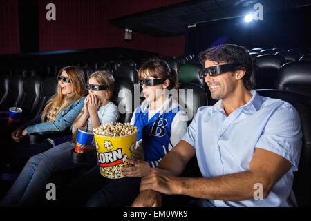 L'observation de la famille film 3d en cinéma théâtre Banque D'Images