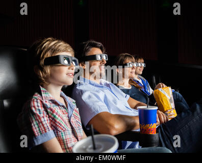 Famille le visionnage en 3D movie Banque D'Images