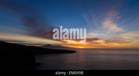 Lever de soleil spectaculaire sur le Teide sur Tenerife, comme vu de La Gomera Banque D'Images