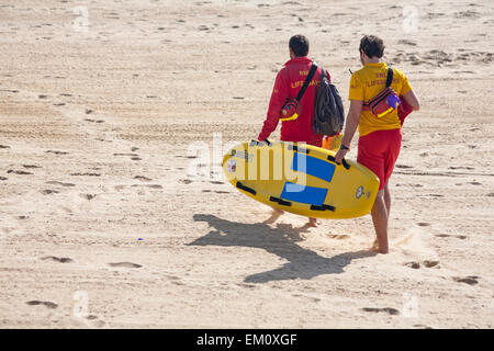 Bournemouth, Dorset, UK 15 avril 2015. Les visiteurs de découvrir le beau temps chaud à la plage de Bournemouth, Dorset, UK privé prévoient que ce sera la journée la plus chaude de l'année au Royaume-Uni avec les températures dans le milieu des 20s - sauveteurs RNLI préparez-Credit : Carolyn Jenkins/Alamy Live News Banque D'Images