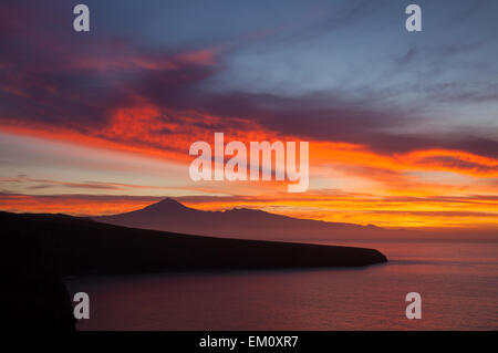 Lever de soleil spectaculaire sur le Teide sur Tenerife, comme vu de La Gomera Banque D'Images