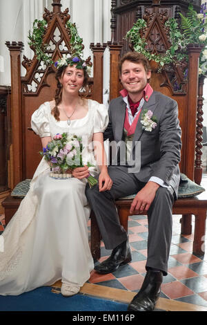 Couple assis sur des chaises de mariage après la cérémonie de mariage Banque D'Images