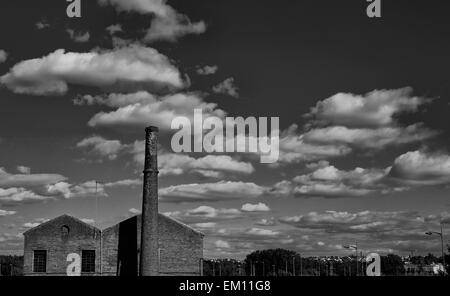 Ancienne zone industrielle faite de briques rouges sur ciel nuageux, Salamanca, Espagne Banque D'Images