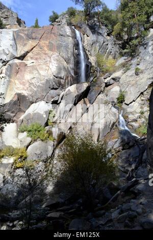 Cascade sur la route de la Sequoia National Park à Kings Canyon National Park Banque D'Images