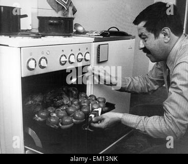 Fichier - Un fichier photo en date du 09 juin 1969 montre le prix Nobel Allemand Günther Grass romancier cuisine pour les hommes politiques et les journalistes à Bonn, en Allemagne. Maison d'édition de Goettingen confirmé vécu le 13 avril 2015 la mort de Guenther l'herbe. Photo : Horst Ossinger/dpa Banque D'Images