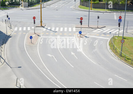 Intersection urbaine vide sans circulation à partir de 12 Banque D'Images