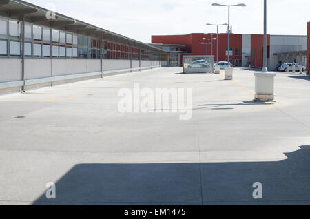 Sur le toit vide de stationnement d'un centre commercial à partir de 12 Banque D'Images