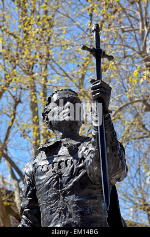 Londres, Angleterre, Royaume-Uni. Statue (par Angela Conner, 2007) de Lord Laurence Olivier dans le rôle de Hamlet, par le Théâtre National, donc Banque D'Images