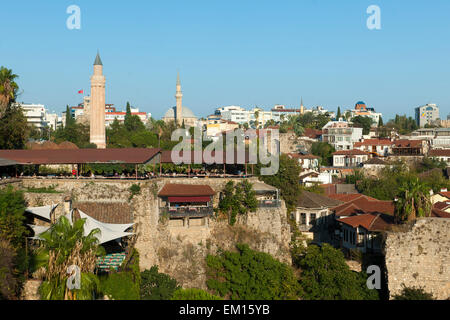 Türkei, Antalya, Altstadt, Blick über den Tophane-Caybahcesi derTekeli Yivli Minare und zum Mehmet Pasa Moschee Banque D'Images