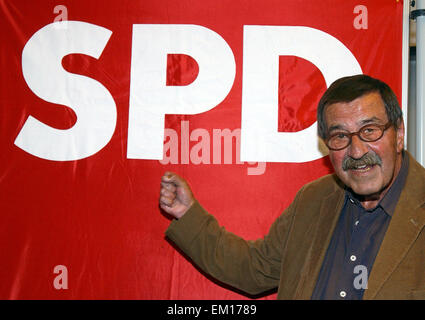 Fichier - Un fichier photo datée du 06 septembre 2005 montre le prix Nobel Allemand Guenter Grass romancier lors d'un DOCUP rassemblement à Luebeck, Allemagne. Maison d'édition de Goettingen confirmé vécu le 13 avril 2015 la mort de Guenther l'herbe. Photo : Wolfgang Langenstrassen/dpa Banque D'Images