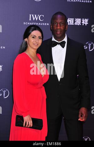 Shanghai, Chine. 15 avril, 2015. Laureus World Sports MICHAEL JOHNSON et guest pose pour des photos sur le tapis rouge lors de l'arrivée de la Laureus Awards Edition - 2015, au Grand Théâtre de Shanghai, Chine. Credit : Marcio Machado/ZUMA/Alamy Fil Live News Banque D'Images