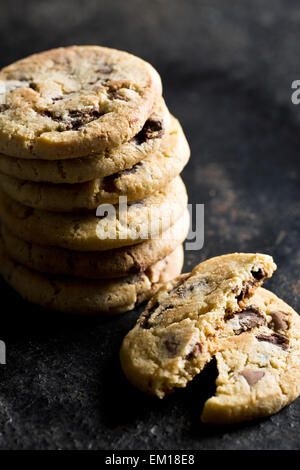 Les cookies au chocolat sur une table de cuisine Banque D'Images