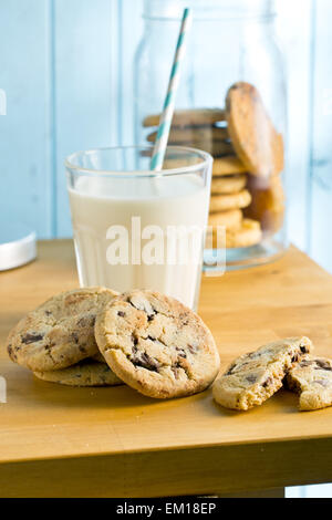Les cookies au chocolat sur une table de cuisine Banque D'Images