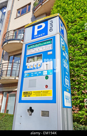 Bruxelles powered solar un parcomètre. Solutions de parking ont été de plus en plus d'importance pour faire face à l'accroissement des encombrements Banque D'Images