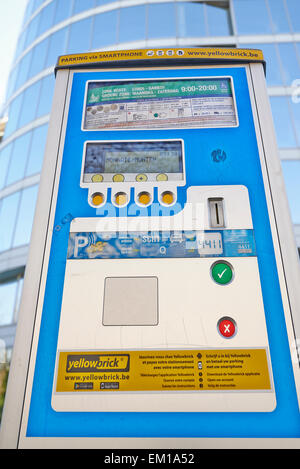 Bruxelles powered solar un parcomètre. Solutions de parking ont été de plus en plus d'importance pour faire face à l'accroissement des encombrements Banque D'Images