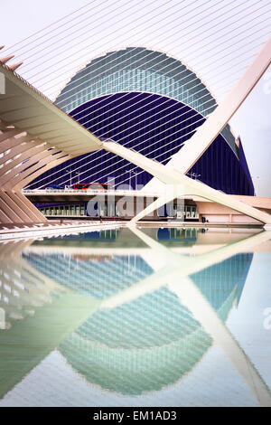 L'Agora des capacités reflètent dans une des piscines de la Musée des sciences Príncipe Felipe à Valence Espagne Banque D'Images