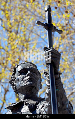 Londres, Angleterre, Royaume-Uni. Statue (par Angela Conner, 2007) de Lord Laurence Olivier dans le rôle de Hamlet, par le Théâtre National Banque D'Images