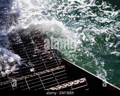 Les marches à une jetée avec les vagues se briser sur eux. Banque D'Images