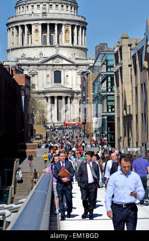 Londres, Angleterre, Royaume-Uni. Les gens de marcher à travers le pont du Millénaire, de la Cathédrale St Paul Banque D'Images